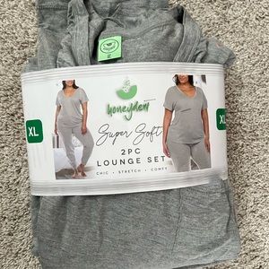 ⭐️ Firm Price ⭐️ New in packaging Honeydew XL 2 PC Lounge set gray